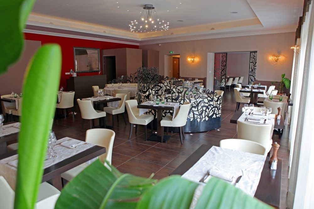 Logis Hotel Restaurant De La Paix Lodève Dış mekan fotoğraf